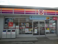 アパートから65ｍ、徒歩1分の距離にあるコンビニです