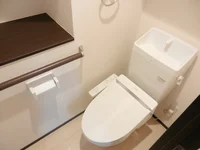 収納棚も有って落ち着く広さのトイレ