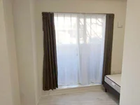 写真はお部屋のイメージです。ラグなどの室内装飾はございません。