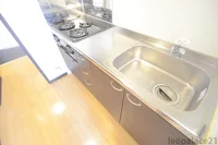 同タイプの物件写真ですがコンロはラジエントヒーターです。