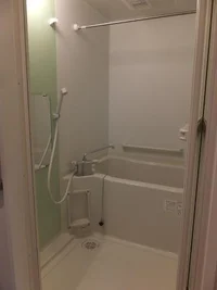 カラーパネル付きの浴室です。水栓もサーモスタット付きです。