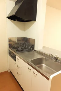 3口ガスコンロ・グリル付きのキッチンです。