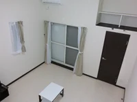 白基調の落ち着いた室内