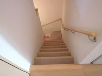 1階玄関から階段にて2階