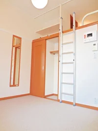 ロフトタイプのお部屋は高さのある収納がポイントです。