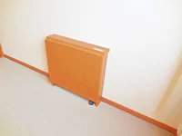 テーブルは折り畳むとスッキリとします。