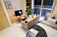 収納多数あるお部屋! 洋室広々としていて明るいインテリアが魅力のお部屋です。※植木と額とクッションなどの装飾は写真用です。