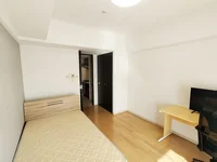 写真はお部屋のイメージです。ラグなどの室内装飾はございません。