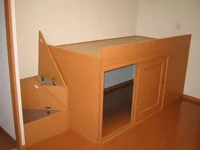 ベットの下と階段は収納になってます