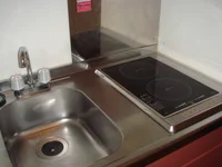 キッチンはシンク下に収納棚付き。