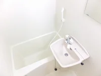 白を基調とした清潔感溢れる浴室です。