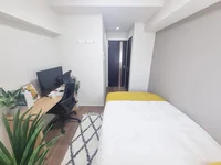 写真はお部屋のイメージです。ラグなどの室内装飾はございません。