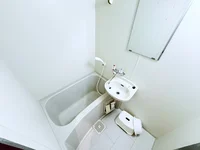 バストイレは別♪バスルームには風呂桶・風呂イス・風呂用洗剤・スポンジをご用意しておりますのでぜひご活用ください！