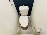 ウォシュレットつきのトイレです。老若男女皆様に安心してご利用いただけますね☆トイレにもトイレ用洗剤とトイレ用ブラシをご用意しておりますので長期ご利用の場合の気になる汚れなどもお掃除して頂けます＾＾