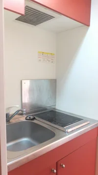 2口の電気コンロ　※お部屋により、配置が異なります。