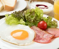 バランスのとれたお食事を毎日ご用意♪（朝食264円/夕食528円）