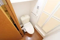 温水洗浄便座も付いて快適です。