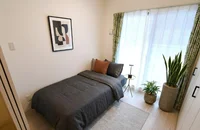 リネン類も豊富にご用意がございます。 角部屋で明るい室内が魅力!※植木と額とクッションなどの装飾は写真用です。