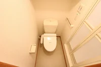 温水洗浄便座も付いて快適です。