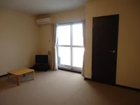 大きな窓のついた明るいお部屋です。