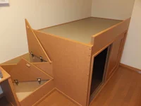 ベッドと階段の下が収納スペースになっています