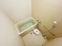 バストイレは別♪バスルームには風呂桶・風呂イス・風呂用洗剤・スポンジをご用意しておりますのでぜひご活用ください！