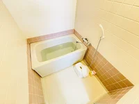 バストイレは別♪バスルームには風呂桶・風呂イス・風呂用洗剤・スポンジをご用意しておりますのでぜひご活用ください！