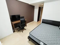 写真はお部屋のイメージです。ラグなどの室内装飾はございません。