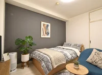 デザインクロス付きで　開口部も多く　角部屋で人気のカテゴリ！　大き目のテレビと座椅子もあり　お部屋でくつろげます♪※植木と額は写真用です。