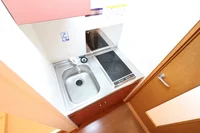 お掃除らくらくの２口ラジエントヒーターを採用