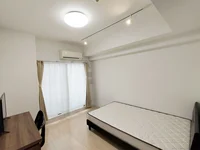 写真はお部屋のイメージです。ラグなどの室内装飾はございません。