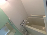 色付きパネルのついたおしゃれな浴室です。