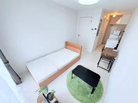 デスク＆チェア、電気スタンドも付いています♪