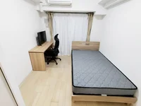 写真はお部屋のイメージです。ラグなどの室内装飾はございません。