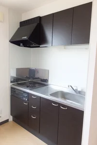 ３口ガスコンロ・グリル付きのキッチンです。