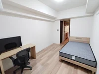 写真はお部屋のイメージです。ラグなどの室内装飾はございません。