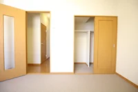 2Fは絨毯仕様です。（※写真は家具・家電無しタイプ）