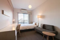 お部屋には高さ1.9mの大きな窓があり、空間を広く感じられます。