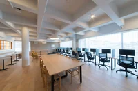 こちらはシェアラウンジ。大きな窓と特徴的な天井がポイントです!