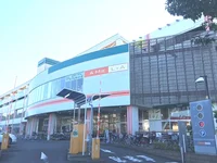 徒歩4分（300ｍ）の場所にあるスーパーです。
