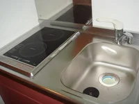 キッチンはコンロ下に収納スペース付き。