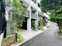 写真はお部屋のイメージです。ラグなどの室内装飾はございません。
