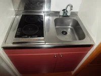 掃除のしやすい電気コンロ付ミニキッチン。