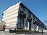 目を引く外観です。コンビニまで徒歩3分の好立地。