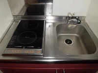 ２口電気コンロ付きミニキッチン。