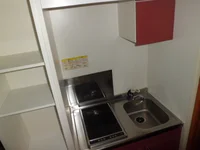 掃除のしやすいフラットな電気コンロ付ミニキッチン。