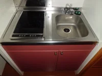 簡単な調理ができる２口電気コンロ付ミニキッチン。