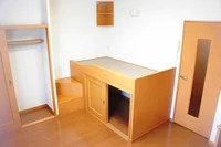 ベッド横の階段にも収納スペースがあります！