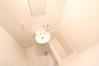 浴室乾燥機付きにより冬場でも洗濯物が安心して乾かせます。