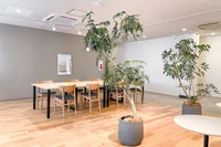 ラウンジも居心地の良さを重視して。